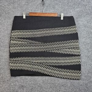 H&M Black and Cream mini skirt with a zig-zag pattern. 